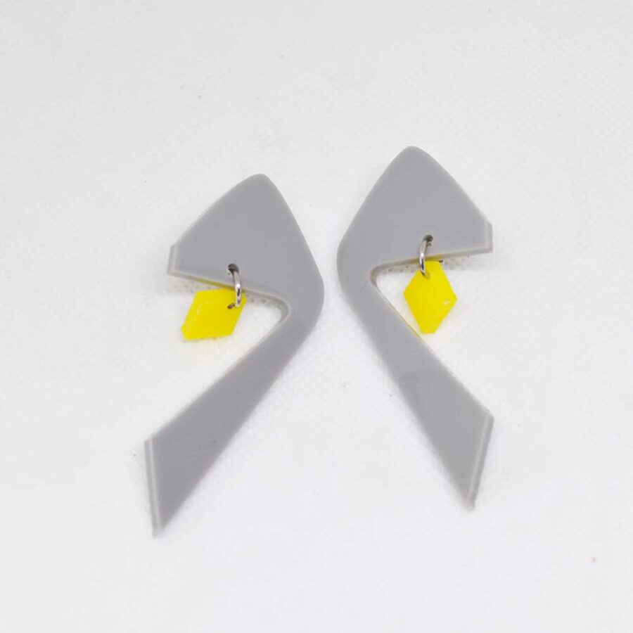 Carneiro cinza e amarelo