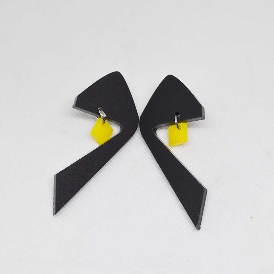 Carneiro preto fosco e amarelo
