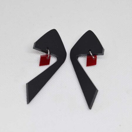 Carneiro preto fosco e vermelho