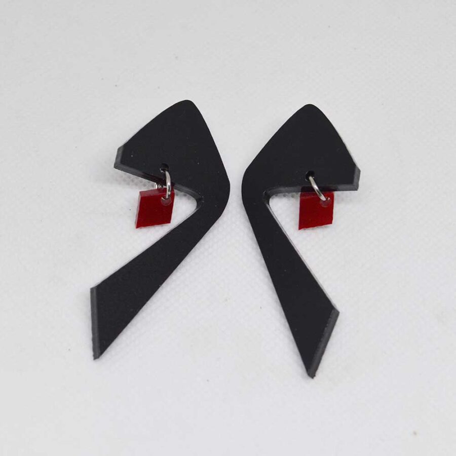 Carneiro preto fosco e vermelho