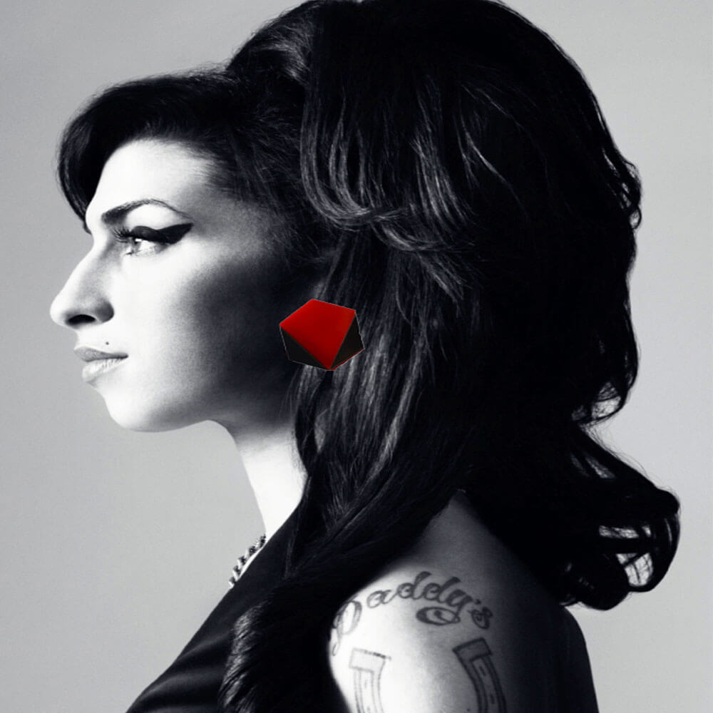 Os brincos Amy, surgiram no segundo aniversário dos Molly Moks. Inspirados claro, na Amy Winehouse.
A artista polémica que nos deixou aos seus 27 anos...mas fica imortalizada aqui no universo Moks :)