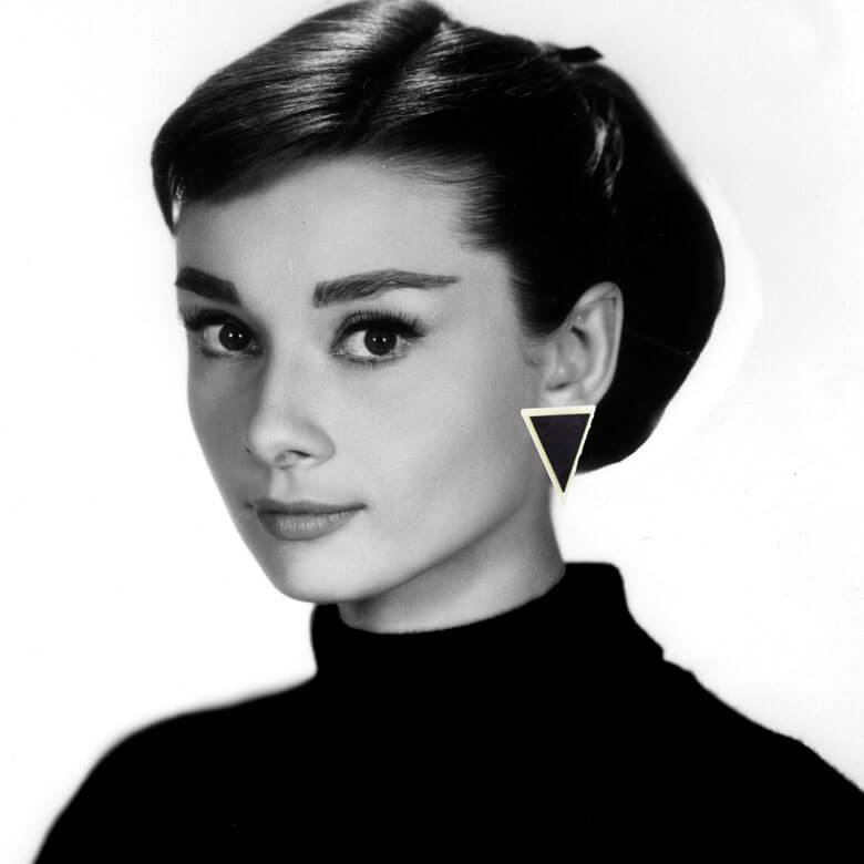 Os Audrey são brincos que vais querer levar contigo para qualquer lado, por serem triangulares que se encaixam em qualquer rosto. Inspirados na atriz Audrey Hepburn, considerada um ícone de moda, beleza e uma lenda do cinema!